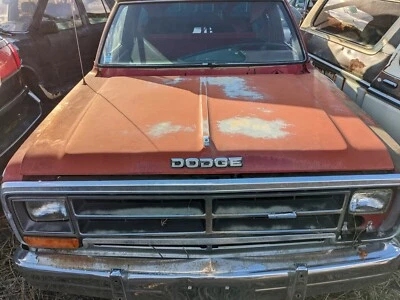 Dodge Truck D 100 150 250 350 1981-1993 Ramcharger capó rojo  Foto 1 de 4