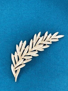 Crown Trifari Signed Brushed Textured Metal Gold Tone Fern Leaf Brooch Pin Vtg - Picture 1 of 17