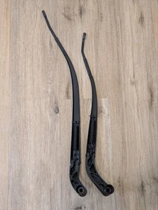 JUEGO BRAZO LIMPIAPARABRISAS DELANTERO IZQUIERDO Y DERECHO Mazda 3 2018 Hatchback - Imagen 1 de 3