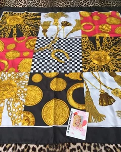 BUFANDA DE SEDA CELINE AÑOS 80 ~ LOGOTIPO FIRMA JOYAS Y BORLAS ~ HECHO EN ITALIA ~ SIN USAR - Imagen 1 de 11