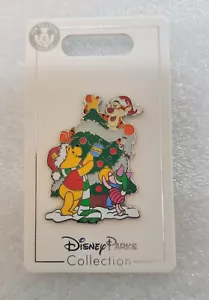 Spilla natalizia albero di Natale nuova con etichette 2020 Disney Parks Winnie The Pooh Piglet Tigger - Foto 1 di 1