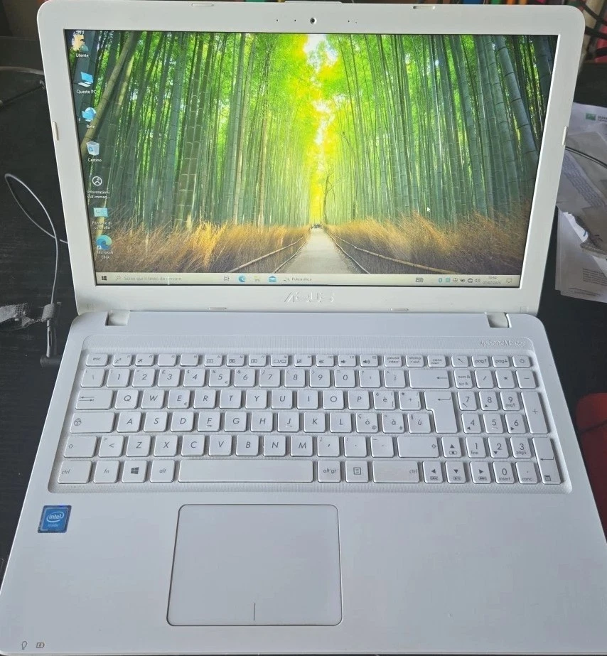 Notebook Asus F540S Win10 Disco SSD120gb RAM 4gb Bianco DVD-R perfetto - Immagine 1 di 4