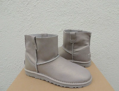 UGG CLASSIC БЕЗ ПОДКЛАДКИ МЕТАЛЛИЧЕСКИЙ СЕРЕБРЯНЫЙ КОЖАНЫЕ САПОГИ, ЖЕНЩИН США 6/ЕВРО 37 ~ НОВЫЙ - Изображение 1 из 4