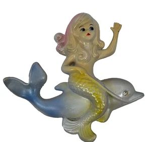 Kitsch da appendere a parete vintage sirena cavalcando un delfino in plastica made in Hong Kong LEGGI - Foto 1 di 8