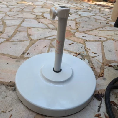 Soporte para paraguas California Umbrella de acero con recubrimiento en polvo de concreto de 50 libras Foto 1 de 3