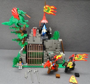 Lego 6076 COMPLETO Dark Dragons Den Group 1995 anni 90 Cavalieri Reali Minifigure Cavallo - Foto 1 di 24