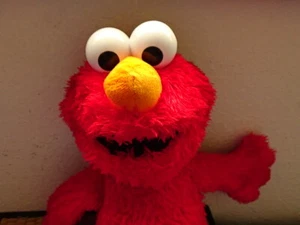 Hasbro Stocy Park "Tickle Me Elmo" batteriebetrieben Sound und Kichern - Bild 1 von 9