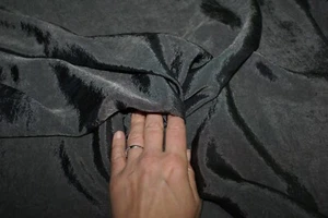 Lotes de 2 metros - Tela de satén de tafetán CARBÓN, detalle aplastante, 118 cm de ancho - Imagen 1 de 3