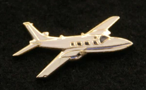 PIPER PA-60 AEROSTAR AIRPLANE LAPEL HAT PIN UP PILOT WING CREW SOLO GIFT - Picture 1 of 24