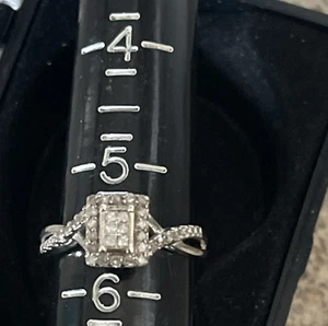 925 Sterling Silver Natural Diamond Promise/ Engagement Ring Size 5.5 - Picture 1 of 5