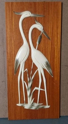 Placa de pared de madera moderna de mediados de siglo hecha en Alemania grúas de pie de plástico Foto 1 de 4