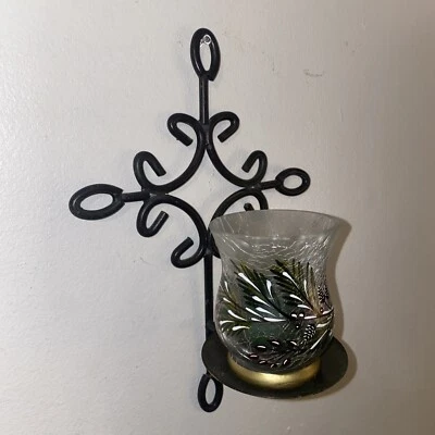 Cruz de metal colgante con candelabro de rama de pino de vidrio craquelado de invierno pintado Foto 1 de 4