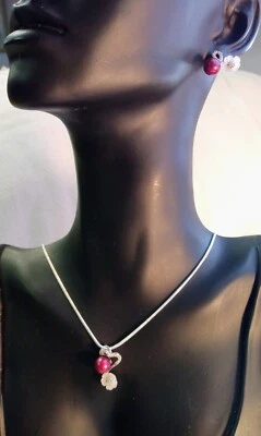 Juego de collar y pendientes de moissanita y perlas de colores vino y plata de ley. Foto 1 de 4