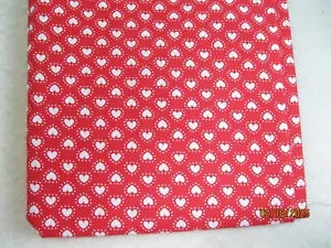 Red background with white heart and dot design - Picture 1 of 1