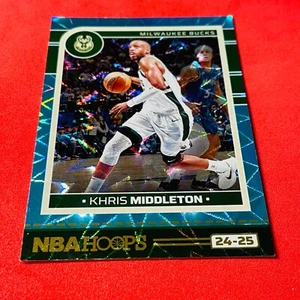 Khris Middleton... TEAL EXPLOSION... Milwaukee Bucks... 2024-25 NBA Hoops 22 - Imagen 1 de 2