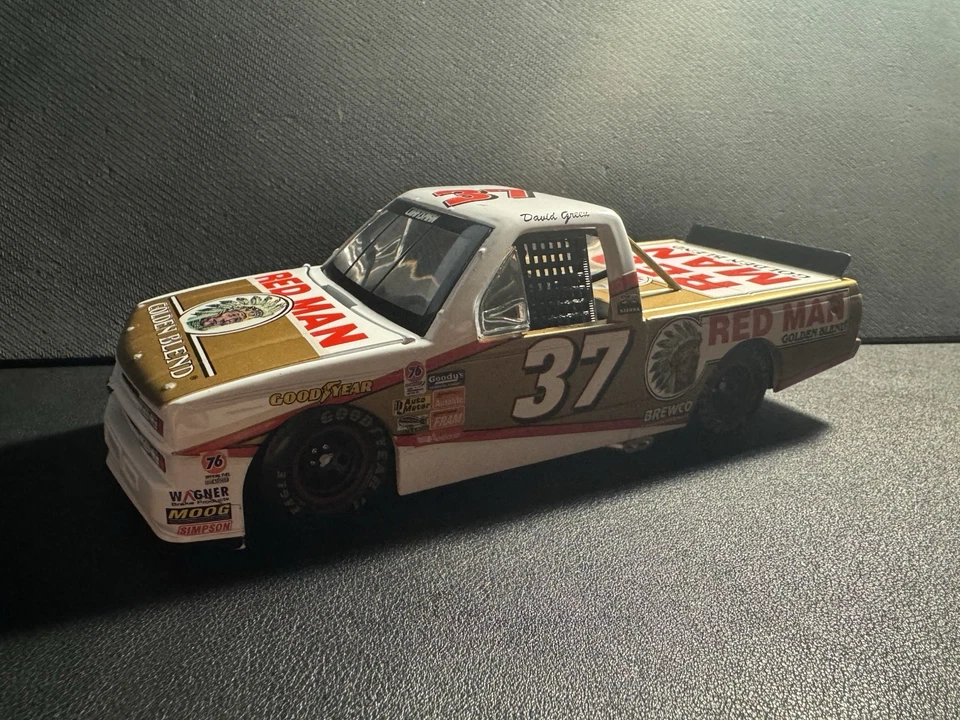 Литой под давлением грузовик David Green Red Man Craftsman 1:24 - Изображение 1 из 4