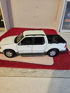 CAUTIVADOR FORD EXPLORER SPORT TRACK 1:18 DE MAISTO WHITE ESTATE FIND - Imagen 1 de 18
