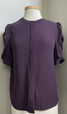 Blusa Tahari manga corta acanalada para dama mediana con botones ocultos Foto 1 de 4