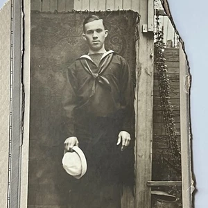 Antikes Foto an Bord sehr hübscher junger Mann US Navy Matrosenmütze - Bild 1 von 10