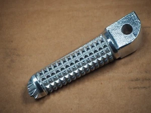 YAMAHA NOS -1195- FOOTREST, REAR 1 3XV-27431-01 FZS600 - Imagen 1 de 4