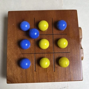 "Juego de madera TIC TAC TOE BEREA COLLEGE KY hecho a mano azul amarillo canicas 4""x4" de colección" - Imagen 1 de 9