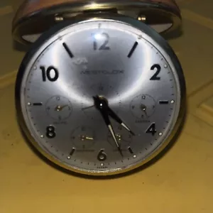 VINTAGE WESTCLOX WIND-UP TRAVEL ALARM CLOCK w US TIME ZONES CLAMSHELL SNAP CASE - Picture 1 of 7