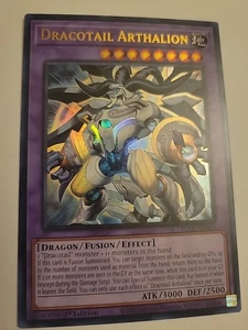 Dracotail Arthalion JUSH-EN006 Ultra Rara 1° Edizione Yugioh NM - Foto 1 di 2