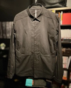 Arc'teryx Veilance Hemdjacke wasserdicht M-L dunkelgrau Nylon/Aramid gebraucht - Bild 1 von 5
