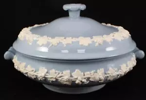 Cuenco de verduras cubierto redondo borde liso crema sobre lavanda Wedgwood EXCELENTE ESTADO - Imagen 1 de 7