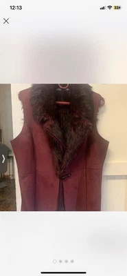 Chaleco de gamuza rojo borgoña con piel para mujer Foto 1 de 4