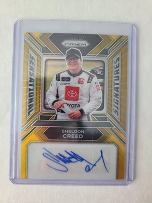 Panini Prizm Sensational Signatures Prizms Gold Sheldon Creed 2002/10 automático Foto 1 de 2