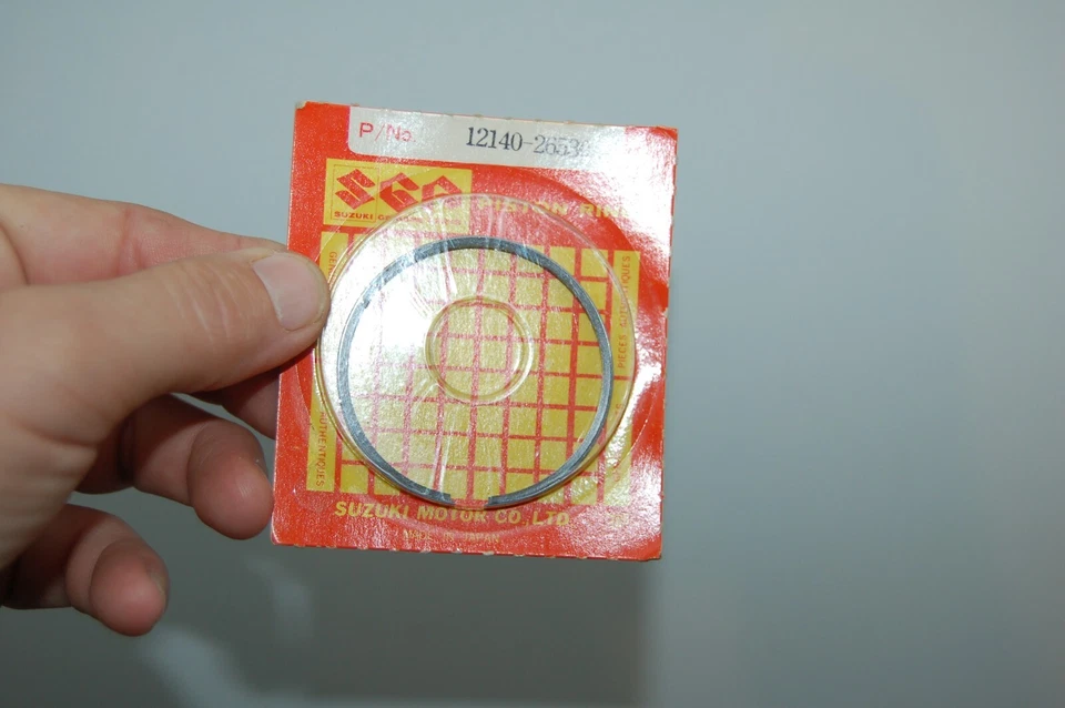 Juego de anillos de pistón 78-81 DS100 TS100 73-77 RV90 NUEVO DE LOTE ORIGINAL Suzuki 12140-26530 NUEVO Foto 1 de 3