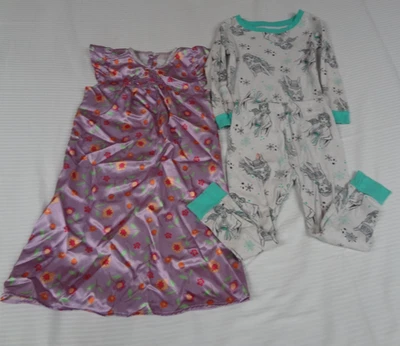 批量 2 件 儿童 PAJAMAS PJ 连衣裙 紫色和 FROZEN PJ 套装 女孩 5T #81 — 第 1/4 张图片