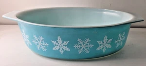 Vintage PYREX Snowflakes on Turquoise Oval Casserole Dish 2 1/2 Quart No Lid - Picture 1 of 15