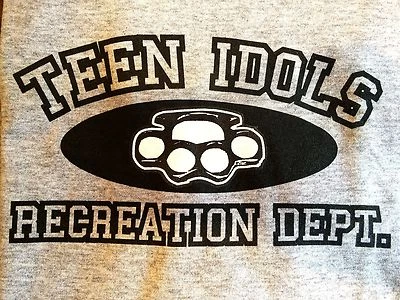 Camiseta TEEN IDOLS RECREATION DEPT NUDILLOS DE LATÓN BANDA POP PUNK ROCK (Juventud L) Foto 1 de 4