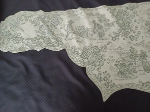 Green and off white scalloped chantily lace toile pattern 19" x 94" runner vtg - Bild 1 von 5