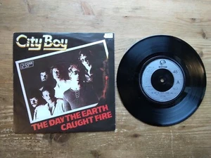 City Boy The Day The Earth Caught Fire Ausgezeichnete 7" Single Vinyl Schallplatte 6059238 - Bild 1 von 2