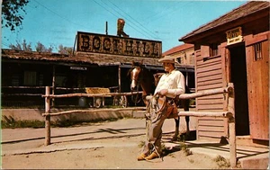 Cartolina Matt Dillon Jail Horse Boot Hill Dodge City Kansas KS Atomi per la Pace - Foto 1 di 2