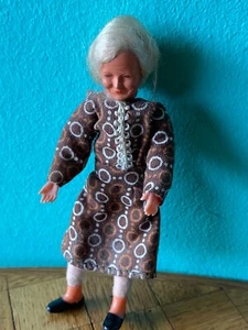 Frau alte Dame Caco  Puppenstube  Puppenhaus 1:18 dollhouse flexible doll - Bild 1 von 3