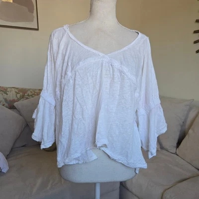 Top para mujer Free People blanco mezcla de lino cuello en V manga campana ajuste relajado Foto 1 de 4