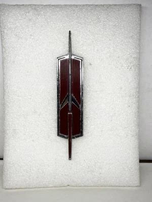 1965 RED OLDSMOBILE 88 98 DYNAMIC HOOD EMBLEM 386740 - Image 1 of 4