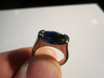 ANILLO ORO BLANCO 18K RELLENO CON PIEDRA CENTRAL CRISTAL AZUL OSCURO TALLA 6- OFC-T5 Foto 1 de 4