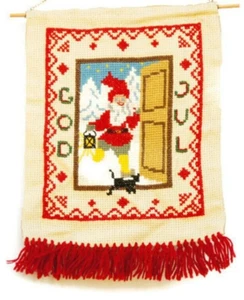 Tapiz colgante de pared vintage sueco bordado de gnomo y gato de Navidad años 60-70 - Imagen 1 de 4