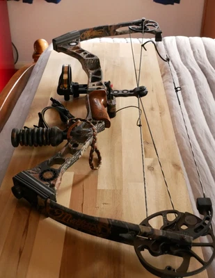 Matthew's Switchback XT RH Solo Cam Compound Bow Loaded w/Case, Arrows, Release - Image 1 of 4