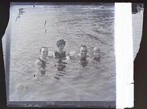 4 personas nadando en la playa ~ negativo de vidrio original ~ Milford, Delaware Estate a - Imagen 1 de 3