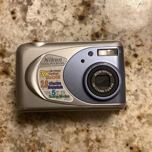 Vintage Nikon Coolpix 2000 2.0MP Compact Digital Camera - Tested - Silver Blue - Picture 1 of 4