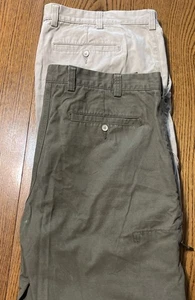 2 Paar Duluth Trading Company Herren Ballsaal Khakis 42x32 grün und hellbraun - Bild 1 von 12