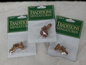 Lote de 3 teléfonos miniatura de moda antigua, paquete de 3 figuras de resina - artesanía o casa de muñecas - Imagen 1 de 3