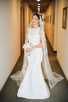 Velo de boda árabe marfil catedral largo con apliques florales Foto 1 de 4