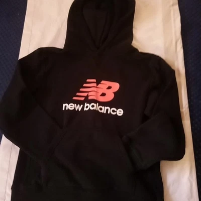 Sudadera con capucha New Balance negra con bolsillo mediana para niños  Foto 1 de 4